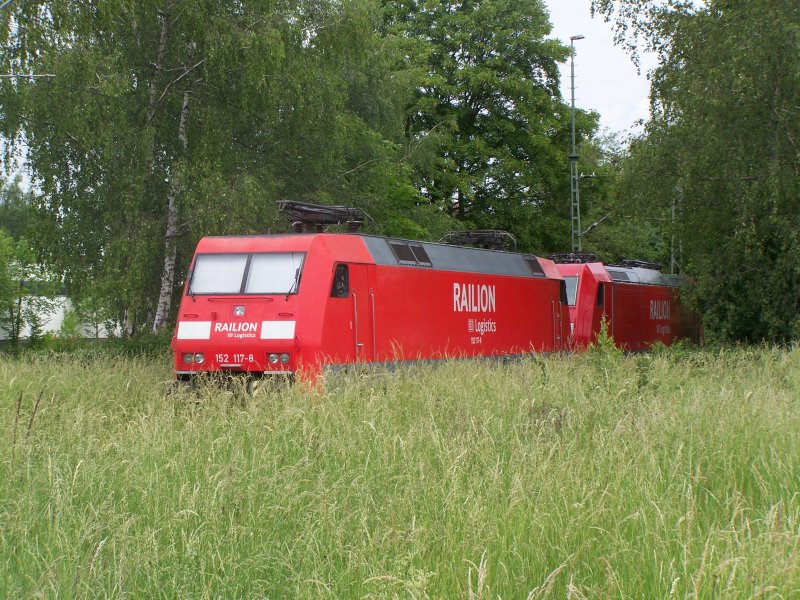 Na hier msste man mal wieder rasenmhen...:-) Wenigstens haben diese Beiden Loks einen schnen Abstellplatz gehabt:-) Aufgenommen am 31.Mai.07 im Bahnhofs Crailsheim, zu sehen ist die Br.152 117-8 und dahinter eine Br.185.