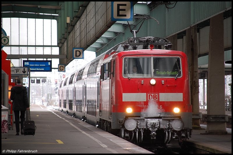 Na ja, aber dass es auch immer die Nummern der Loks mit Schnee erwischen muss... - Somit eine Stuttgarter 111er mit einer Doppelstockgarnitur bei der Einfahrt auf Gleis 8 des Stuttgarter Hbfs.