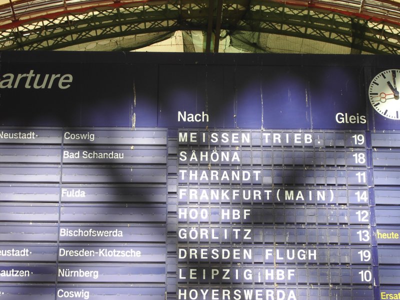 Na sowas!! Die S-Bahn auf Gleis 18 ber Bad Schandau fhrt wohl nach Finnland (eigentlich sollte da stehen Schna), und wo liegt denn eigentlich Hoo Hbf (Gleis 12)?????