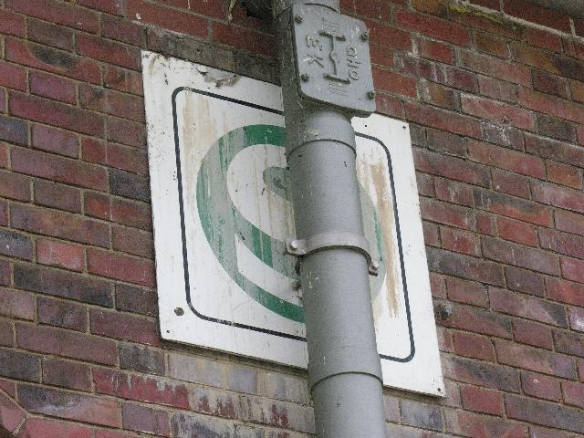Na, wer macht denn sowas!? Und die Befestigung ausgerechnet fr ein Abwasserrohr   d u r c h   das S-Bahn-Schild!  3.5.2005 S-Bf Belevue in Berlin. Abwasser ber die S-Bahn????