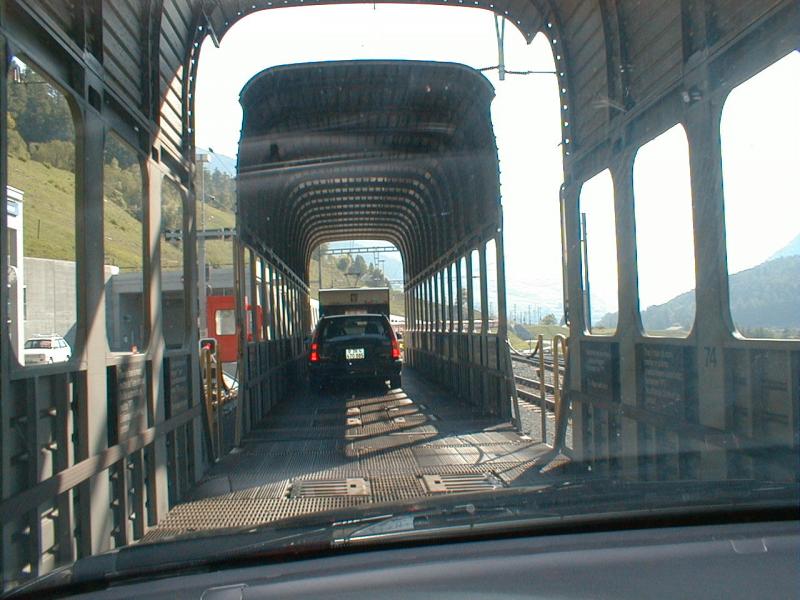 Nach 18 min.Fahrzeit von Klosters-Selfranga durch den 19 km langen Vereina Tunnel,ist der Autozug in Sagliains (Engadin)eingetroffen.27.06.05