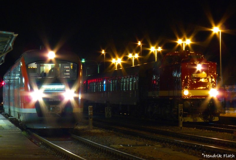 Nach 3 gescheiterten Versuchen 112 565-7 mit Schotterzgen aufzunehmen gelangen dann am 09.11.2008 noch 3 Nachtaufnahmen der Maschine. Diese zeigt 642 231-5 und 112 565-7 in Bahnhof Aue (Sachs.)