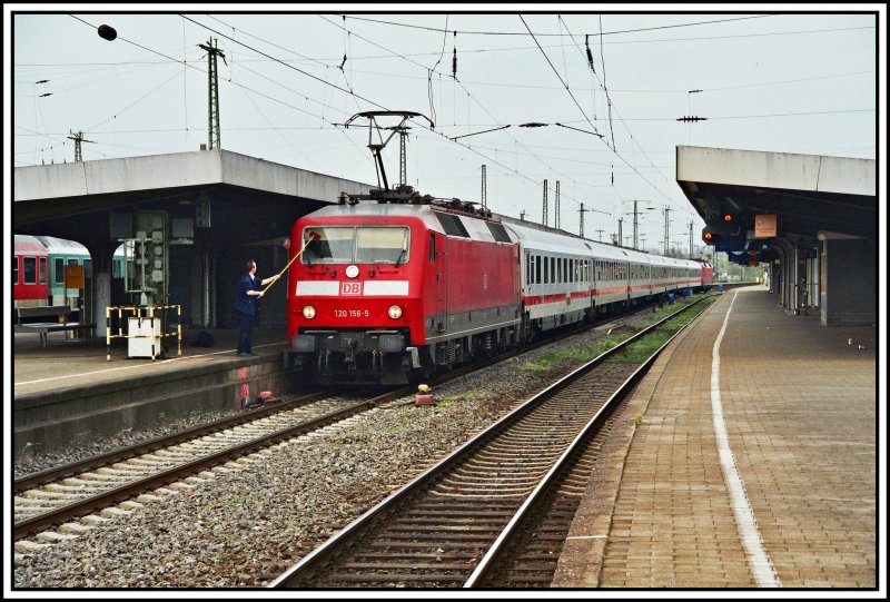 Nach 3 Stunden und 19 Minuten erreicht 120 156 mit dem InterCity 2019 von Berlin-S�dkreuz nach Stuttgart den Bahnhof Hamm (Westf). W�hrend des kurzen Aufenthaltes werden die Scheiben geputzt. Direkt hinter der Lok l�uft ein 1.Klasse IC Wagen mit.