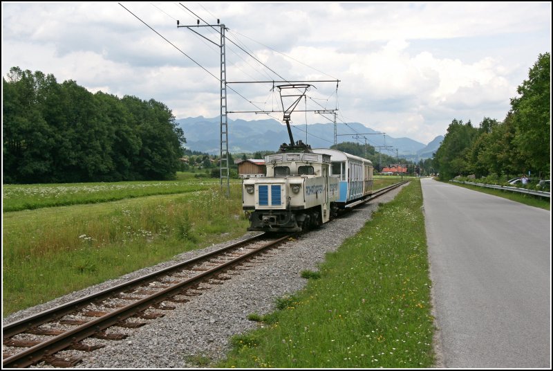 Nach 5 Jahren Urlaub in Kiefersfelden, habe ich zum erstenmal den Wachtl-Express erwischt. Hier fhrt Lok 5 von 1927/28 in den Haltepunkt Hechtsee ein.