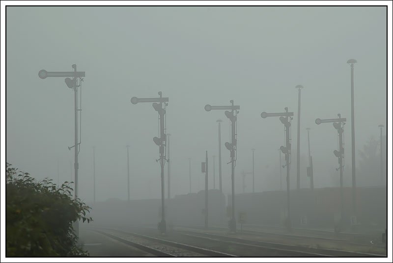 Nach 5 Tagen Plandampf in Sachsen und Thringen, verlieen wir heute (14.10.07) am frhen Vormittag Bad Salzungen, wo wir zum Abschied folgende Impression eingefangen haben. Das wre es noch gewesen. Eine Ausfahrt mit einem GZ und einer Doppeltraktion 52er. Naja, wir haben die Stelle leider erst heute entdeckt. Es zeigt die Ausfahrsignalgruppe Richtung Eisenach. Die Formsignale im Werratal werden in Krze der Vergangenheit angehren.
