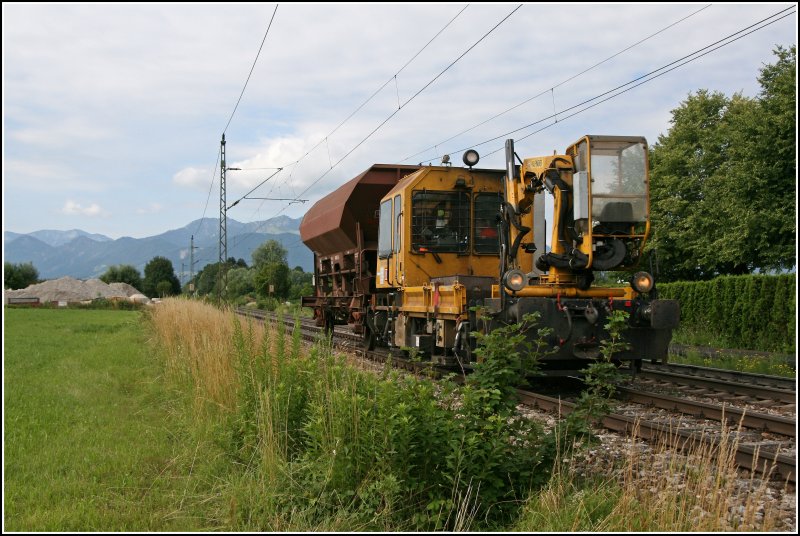 Nach 68 Minuten kommt der SKL (Schwerlastkleinwagen) der DB Netz AG mit dem Fc Wagen aus Kiefersfelden zur�ck und f�hrt nach Rosenheim. (29.06.07)