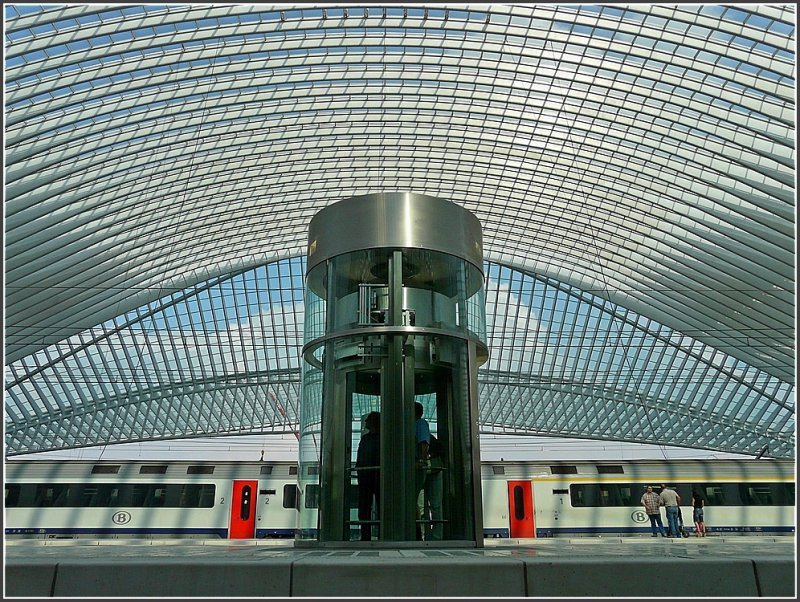 Nach 9 Jahren Bauzeit war am 18.09.09 die gro�e Er�ffnungsfeier des neuen Bahnhofs Li�ge Guillemins. Dieses Bild zeigt einen der 7 Lifte und wurde vom Parking aus aufgenommen. Der Parking bietet Platz f�r 800 Autos und ist direkt mit der Stadtautobahn verbunden. 20.09.09 (Jeanny)