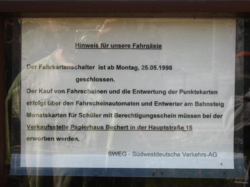 Nach 9 Jahren hngt immer noch das Schild im Bahnhof Zell Am Hammersbach: Der Fahrkartenschalter ist ab Montag 25.5.1998 geschlossen.