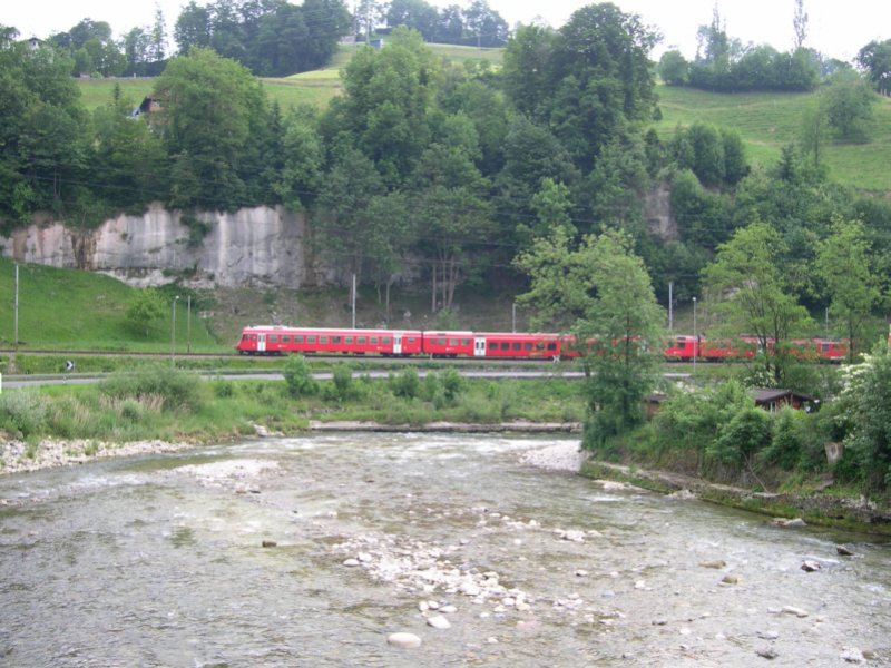 Nach dieser 90 Kurve hat der RM-Zug der Linie S6 Luzern-Langenthal die Station Wertehnstein erreicht. Am 27.05.2007 fhrte dieser Zug einen so genannten  Jumbo-Wagen  zwischen dem NPZ Trieb- und Steuerwagen. Die Jumbo-Wagen entstanden aus zwei EW 2-Wagen, die an einem Wagenende eine feste Kurzkuplung und einen Faltenbalg-bergang erhielten. Das Foto entstand auf dem Weg zum Kloster Werthenstein auf der Emmenbrcke