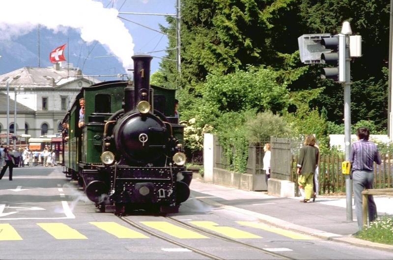 Nach der Abfahrt vom Bahnhof Chur,befindet sich der Extrazug jetzt kurz vor der Kreuzung Engadin/Guggelistrasse.1989(Archiv P.Walter)