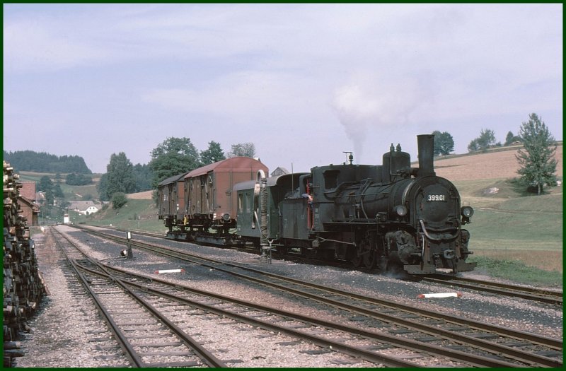 Nach Abwarten eines Gegenzuges setzte der GmP mit nur noch zwei Rollschemeln die Bergfahrt Richtung Gross Gerungs fort. (Archiv 09/75)
