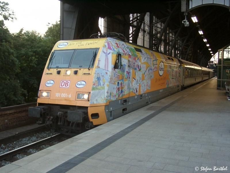 Nach anderen Werbungen (u.a. f�r den Starlight Express) f�rht 101 001-6 im Moment Werbung f�r eine bekannte Margarine sowie f�r die Aktion  Mehr Zeit f�r Kinder . Hier mit dem Nachtzug nach Wien in Hamburg Dammtor.