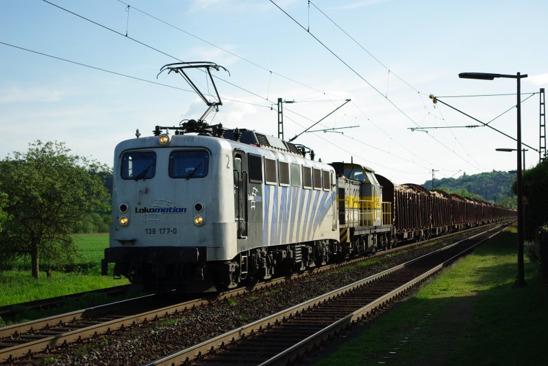 Nach der Angekndigten Abfahrtszeit 17:00 Bad Hersfeld kam der Zug dann mit +50 endlich durch Friedlos. Gru an den Tf! :) 17.05.2009.