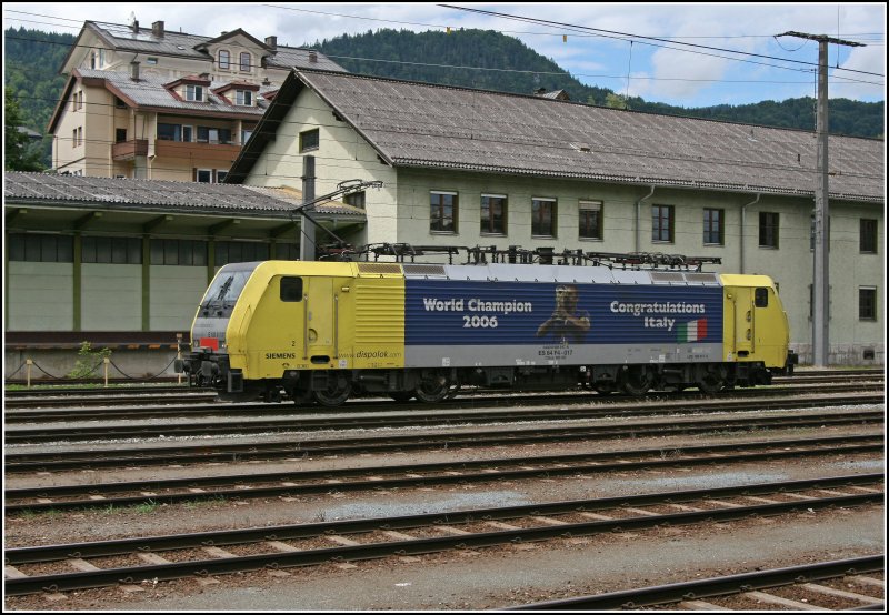 Nach der Ankunft der der  WM-Dispolok  E189 917RT am 28.06.07, wartet die Lok nun auf den nchsten Einsatz. Auf der Werbefolie ist ein bekannter Italienischer Fuballspieler abgebildet.