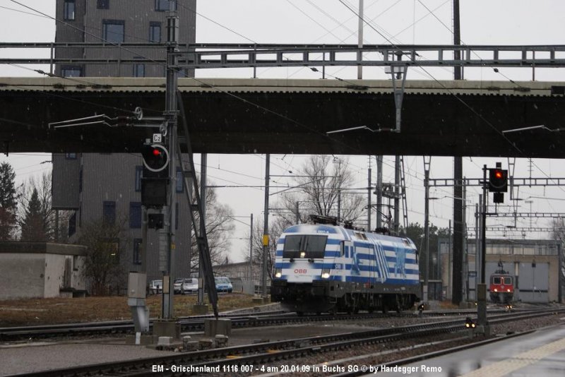Nach Ankunft des EC 163 *Transalpin* aus Basel SBB macht sich 1116 007 - 4  EM-Griechenland  an den Zug.
Buchs SG 20.01.09