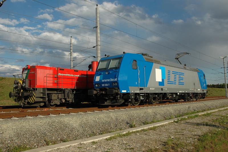 Nach der Ankunft des LTE Containerzuges Graz-Duisburg-Graz macht sich D3 der Steiermrkischen Landesbahn bereit den Containerzug in das Cargo-Center Graz zu schleppen