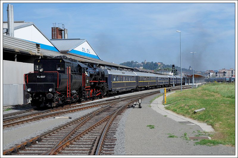 Nach Ankunft des Sdz D 16579 von Wien, ging es ab Graz Hbf. auf der GKB als Spz 8459 weiter nach Kflach. Zum Einsatz kam 52.1227 der Firma Brenner&Brenner, welche bereits seit 2005 in Graz stationiert ist. Die Aufnahme entstand bei der Ausfahrt aus dem Graz-Kflacher Bahnhof.