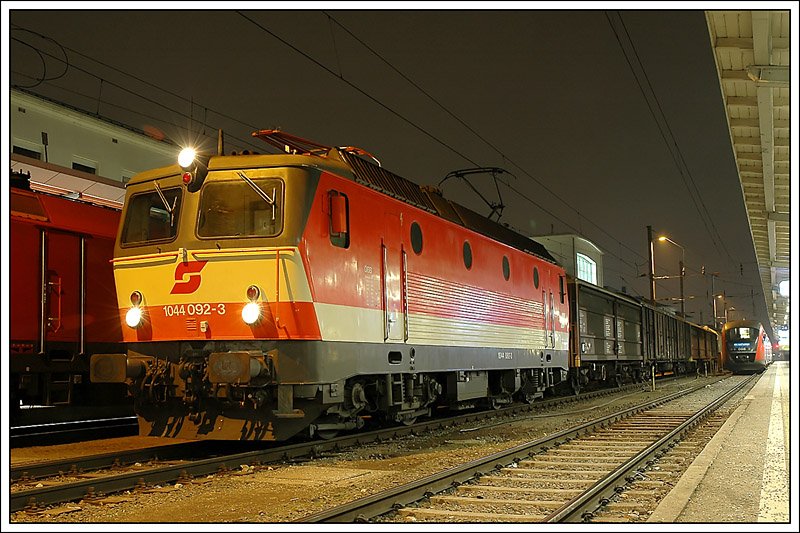Nach der Ankunft in Graz mit dem OIC 653 aus Wien, wendete 1044 092 auf den BEX-Zug 50070. Die Aufnahme zeigt 50070 kurz vor der Abfahrt in Graz.