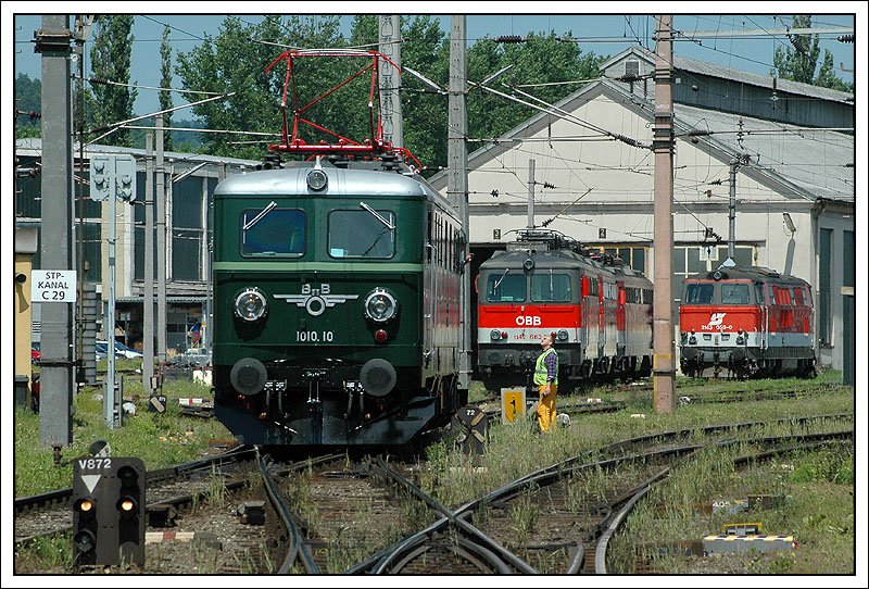 Nach der Ankunft in Graz mit ihrem Sonderzug E 16279 aus Wien, fuhr 1010.10, bis zur Retourfahrt am Abend, in die Traktion des Grazer Hauptbahnhofes. 