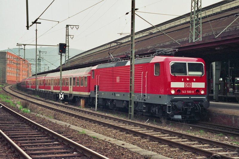 Nach der Ankunft in Hagen schnell den Wechsel vom Steuerwagen auf die Lok, um noch ein paar Fotos von dieser im Hagener Hbf zu machen.
Steuerwagen an diesem Zuge war brigens ein Wittenberger Kopf. Das drfte glaube ich auch einmalig auf der Ruhr-Sieg-Strecke gewesen sein, da ja sonst nur Karlsruher Kpfe hier verkehren. (Hagen Hbf 23.04.2006)