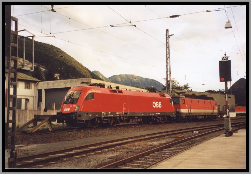 Nach der Ankunft in Kufstein, steht die 1116 105 und eine 1144 fr den nchsten Vorspann-oder Schiebedienst bereit.