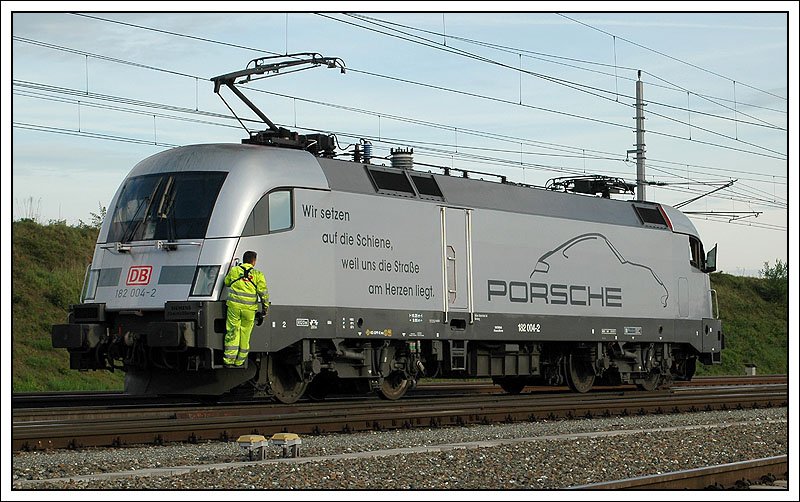 Nach der Ankunft mit dem Containerzug aus Neuss ging es fr 182 004 als Lokzug in die Traktion in Graz. (Kalsdorf-Sd am 9.5.2007)