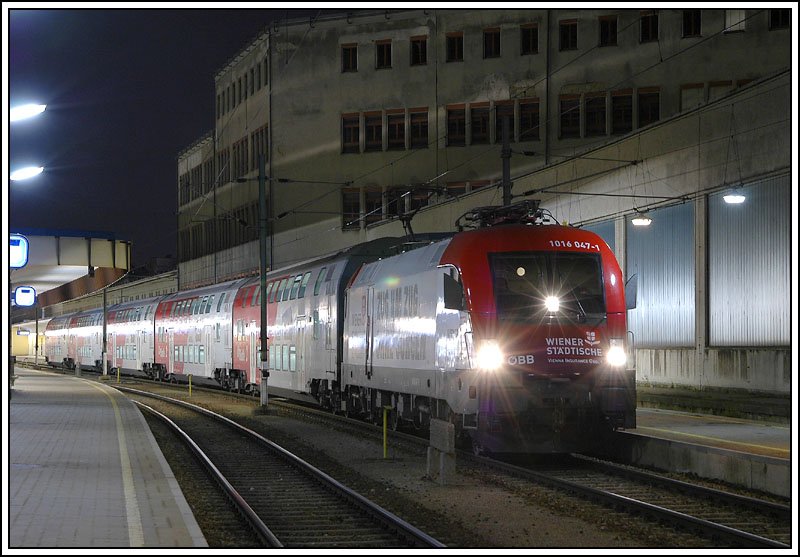 Nach der Ankunft mit einem Eilzug aus Amstetten am 9.12.2006 fuhr der neueste Werbetaurus 1016 047 leer aus dem Wiener Westbahnhof Richtung Traktion aus.