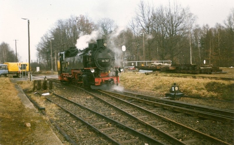 Nach der Ankunft mit einem Personenzuges aus Jonsdorf in Bertsdorf ging es f�r die 99 (1)787 im Januar 1999 nach dem Umsetzen in Bertsdorf wieder zur�ck nach Jonsdorf.