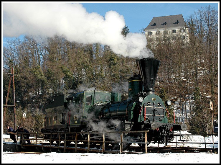 Nach der Ankunft mit ihrem Dampfsonderzug R 8515 von Graz nach Wies am Endbahnhof Wies-Eibiswald, wird  671 der GKB (BJ 1860 ex. Sdbahnreihe 29) in Wies auf der Drehscheibe gedreht. Wie man sehen kann, wird diese Drehscheibe noch hndisch bedient. Im Hintergrund ist das Schlo Burgstall zu sehen, in dem sich heute die Landwirtschaftliche Fachschule St. Martin befindet.