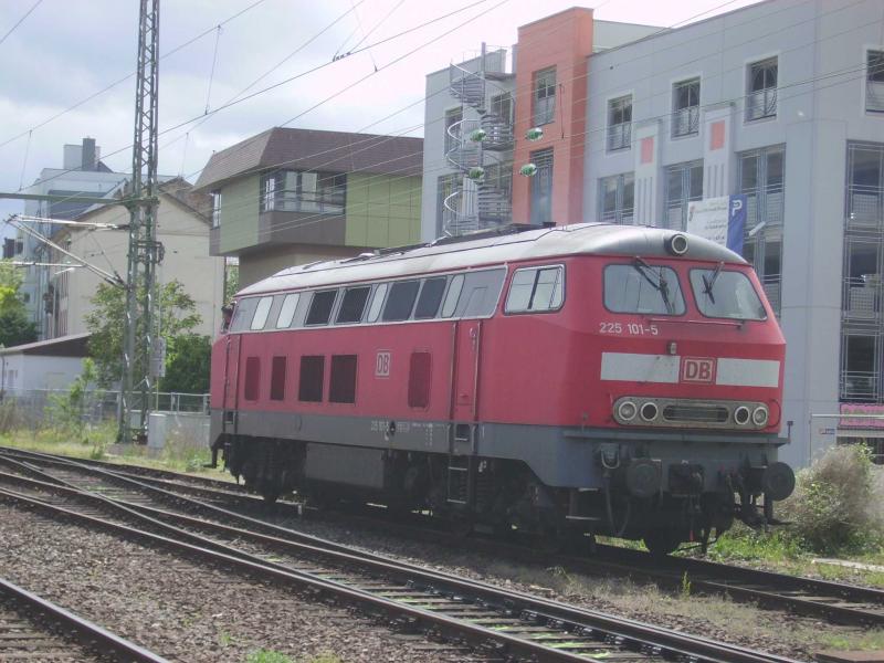 Nach der Ankunft mit ihrem Spritzzug heit es fr 225 101 umsetzen in Worms Hbf.