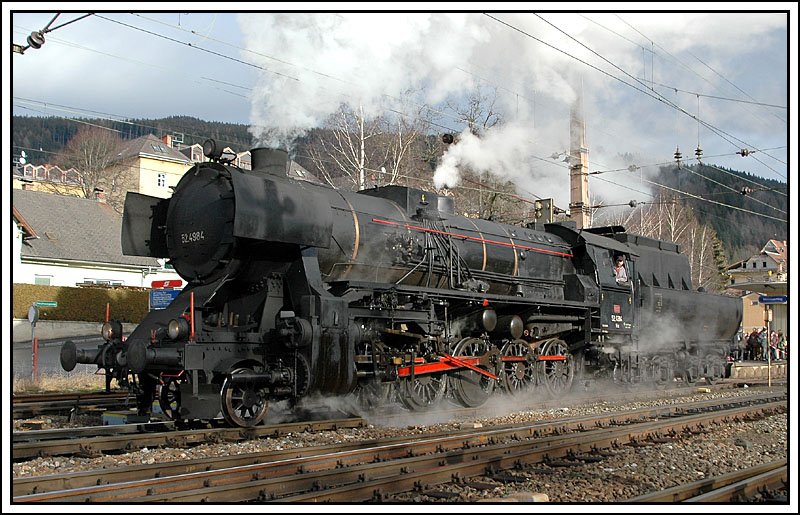 Nach der Ankunft in Mrzzuschlag mit ihrem Sonderzug E 16065 von Wien am 6.1.2007, ging 52.4984  Eberhard  vom Zug und machte sich auf den Weg in die Traktion, um Wasser zu fassen.