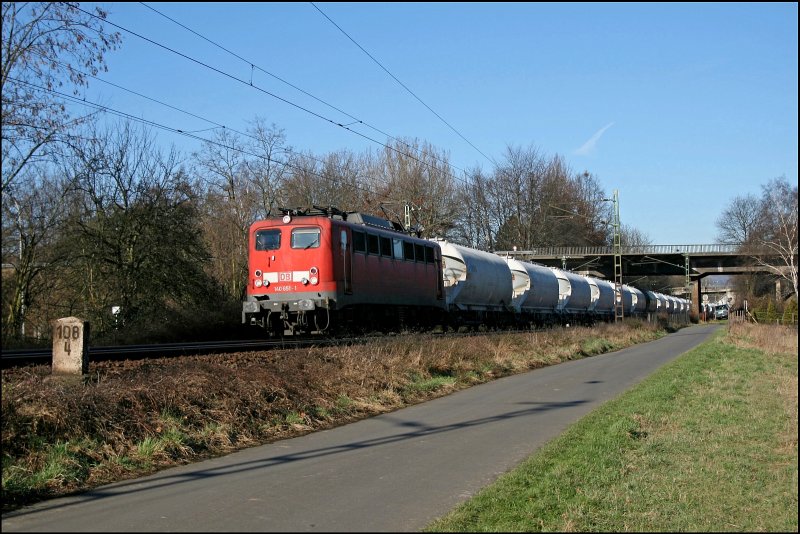Nach der Ankunft im Rheintal kommt mir die 140 651 mit einem Silozug vor die Linse. (09.02.2008)
