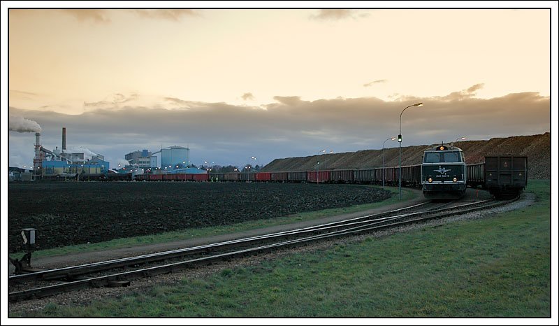 Nach der Ankunft in Siebenbrunn-Leopoldsdorf mit dem Rbenzug 59293 aus Stadlau am 8.12.2007 erledigten 2143 040 und 2143 073 auch die Beistellung in die dort ansssige Zuckerfabrik.