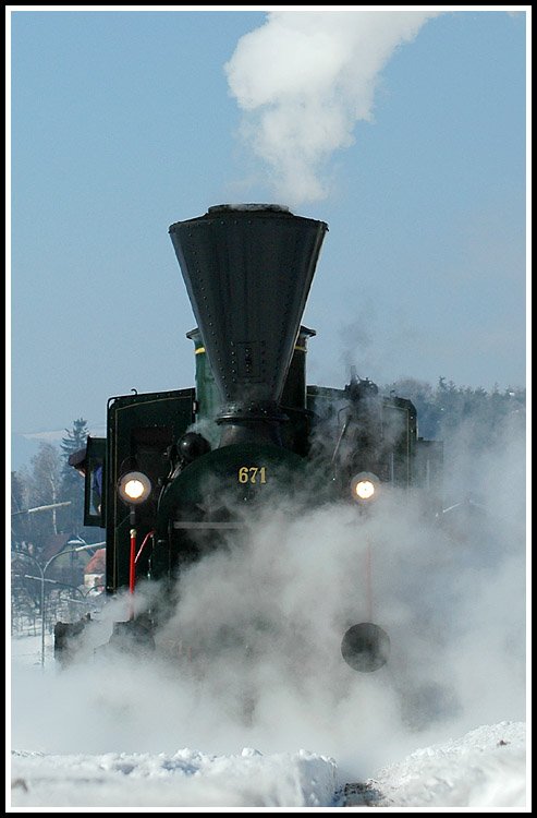 Nach der Ankunft in Wies-Eibiswald mit dem Sonderzug R 8515 am 5.2.2006 wurde 671 der GKB (Bj 1860) auf der Drehscheibe gedreht und kam anschliesend zur Lokpflege. Diese Aufnahme entstand mit hoher Brennweite nach Verlassen der Drehscheibe durch das Heizhaus hindurch.