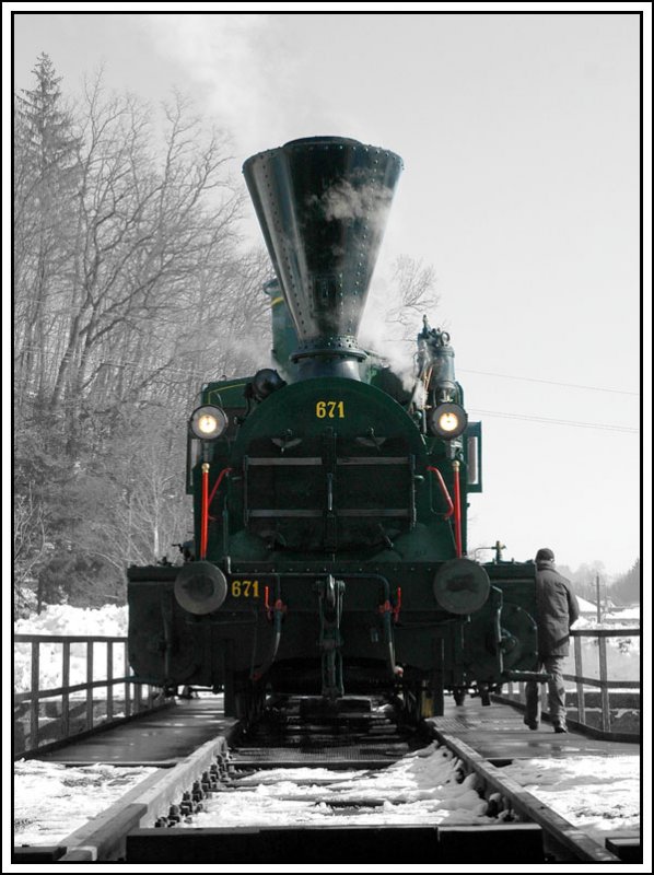 Nach der Ankunft in Wies-Eibiswald mit dem Sonderzug R 8515 am 5.2.2006 wurde 671 der GKB (Bj 1860) auf der Drehscheibe gedreht. 