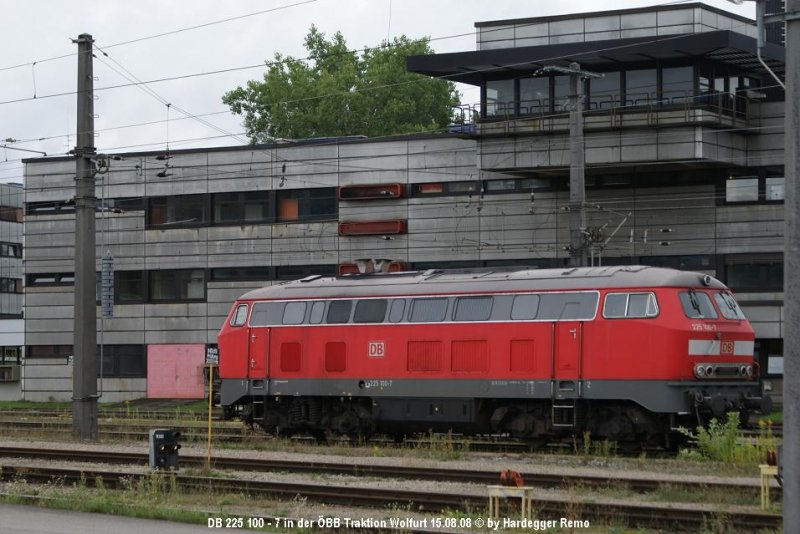 Nach Ankunft in Wolfurt wurde der Schweizer Taurus 1116 075-1 versorgt. Dabei wurden diverse im Umleiter-Verkehr ttige Dieselloks gesichtet, wie hier die abgestellt BR 225 100-7 im Bereich der Traktion Wolfurt(A).
15.08.08