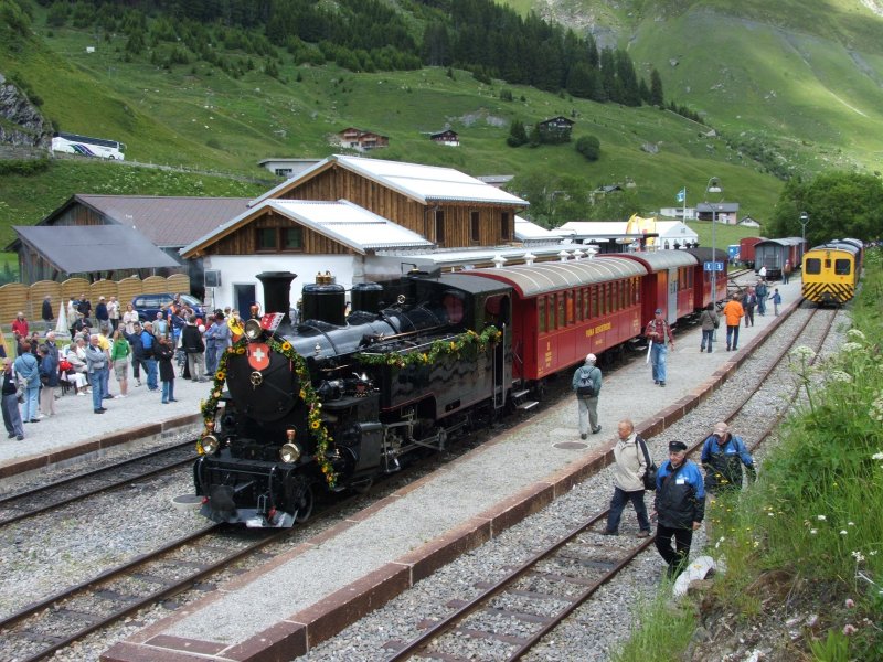Nach Ansprache, Blasmusik und Lokparade steht die FO HG 3/4 Nr. 4 mit ihrem roten Zug bereit zur  Jungfernfahrt . Realp DFB, 23.06.2007