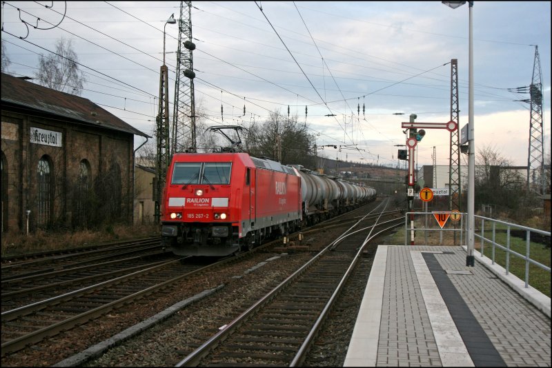 Nach der Arbeit dann das Vergngen. 185 267 durchfhrt mit dem 60783, von Millingen nach Luha BASF, den Bahnhof Kreuztal Richtung Sden. (11.01.2008)