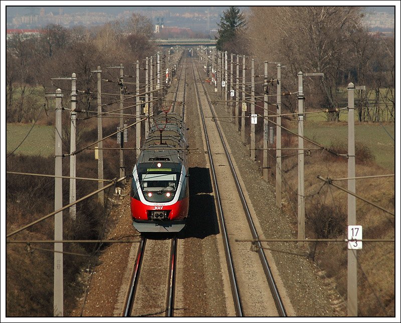 Nach Arbeiten in Wien Franz-Josefs Bahnhof – Grtelbrcke wurden am 24.2.2008 zwei ungarische Talent ber die Ostbahn wieder nach Ungarn berstellt. Die Aufnahme, welche kurz vor Gramatneusiedl entstand, zeigt an der Spitze 5342 004-8