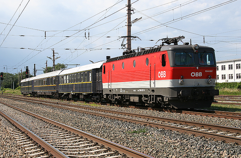 Nach Ausstieg der Reisenden am Nordbahnof war geplant die Wagen ber Leopoldau – Senbrunn – Steudeltunnel – Vorortelinie nach Heiligenstadt zu fhren. Wegen der Unpsslichkeit der Signalanlagen in Senbrunn musste der Zug nach Jedlersdorf gefhrt werden, dort gestrzt und ber die Schnellbahn und die Vorortelinie nach Heiligenstadt gefhrt werden. 
Anbei eine Aufnahme des SLP 17237 kurz vor der Abfahrt in Jedlersdorf.