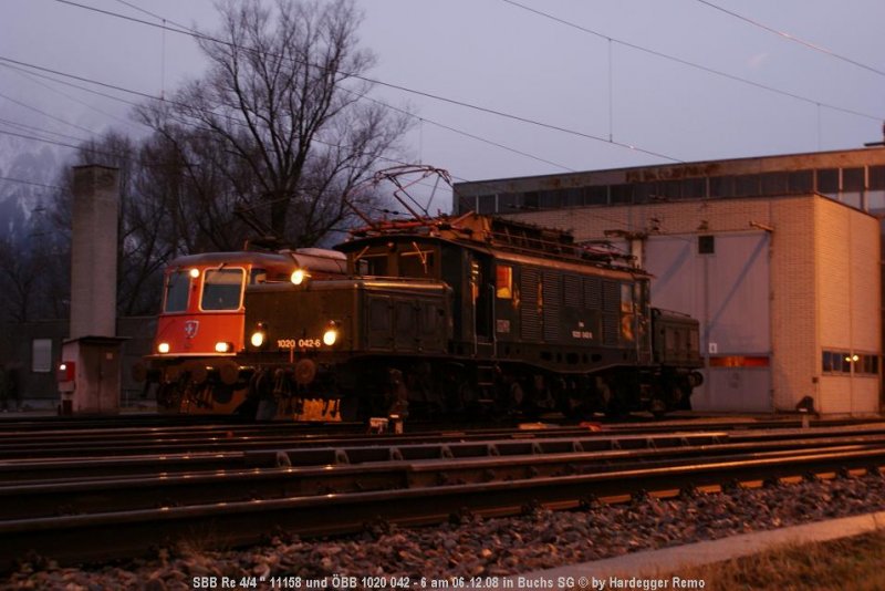 Nach Beendigung des kleinen Manvers wartet die 1020 042-6 auf die Rckfahrt nach Bludenz, whrend die SBB-Bobo noch immer auf  ihren  EC aus Wien Westbhf wartet.
Buchs SG 06.12.08