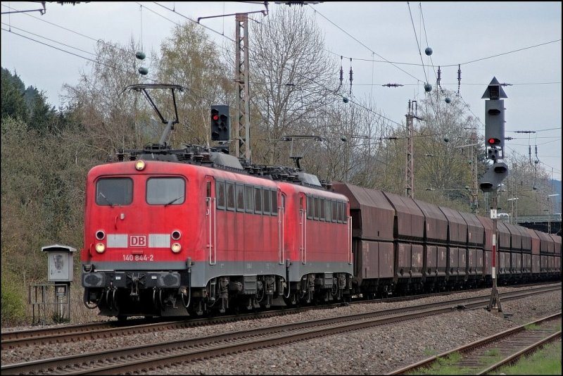 Nach der Berufschule ist ein bissel fotografieren doch schon was schnes;-) 140 844 und 140 854 sind bei Plettenberg mit dem 40-Wagenzug CS 48700, von Grokotzenburg nach Rotterdam-Maasvlakte, Richtung Grenze unterwegs. (22.04.2008)

