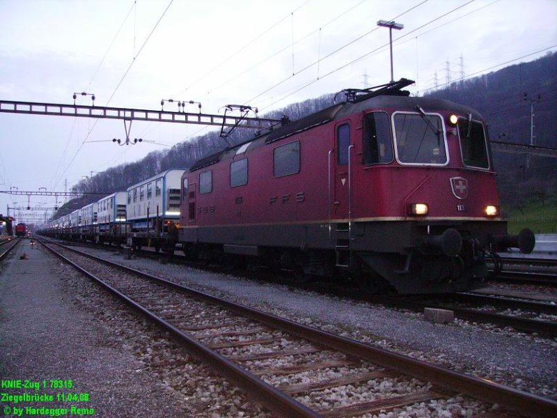 Nach dem 2ten Umfahren des Zuges, steht der KNIE-Zug jetzt ales 78315 bereit, fr die Fahrt zu seiner Endstation Glarus.
Ziegelbrcke 11.04.08