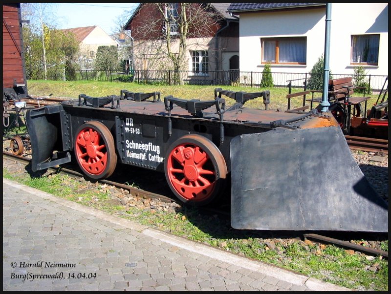 Nach dem 2.Weltkrieg fand man eine alte Heeresfeldbahnlok auf dem Ge
lnde der Spreewaldbahn. Da man sie nicht aufarbeiten konnte, wurde sie verschrottet und das Fahrgestell in diesen Schneepflug umgebaut. Die Schieber sind hochklappbar. Heute steht er auf dem Museumsbahnhof Burg(Spreewald).