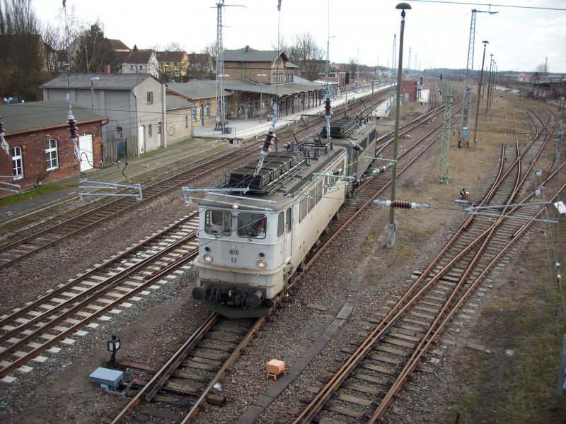 Nach dem Abstellen einiger Kreidewagen fahren WAB-Lok 51 und 52 am 30.Mrz 2009 in Bergen/Rgen nach Gleis 4 um dann wieder nach Klementelvitz zufahren.
