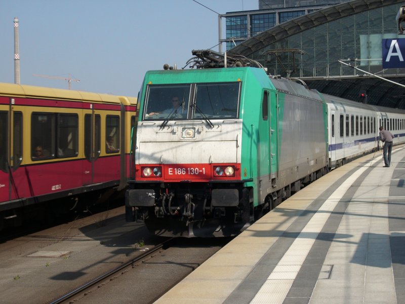 Nach dem Ausstieg aller Reisende in Berlin Hbf verlt am 12.April 2009 der Berlin-Warschau-Express mit der 186 130 den Bahnhof in Richtung Berlin Grunewald zum Abstellen.