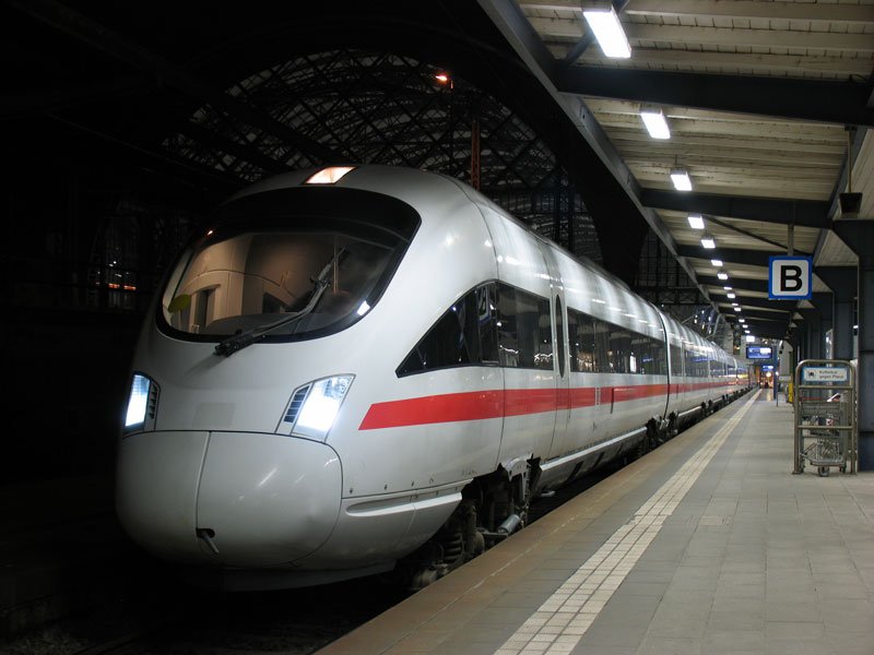 Nach dem Desaster auf der Sachsen-Franken-Magistrale traut sich nach Jahren wieder mal die BR 605 nach Dresden, am 08.12.2007 kamen zwei Garnituren als ICE 1759 aus Kln und fuhren dann leer nach Berlin, von wo sie ab 9.12.2007 in den Umlauf der  Vogelfluglinie  nach Dnemark eingereiht werden; Dresden Hbf
