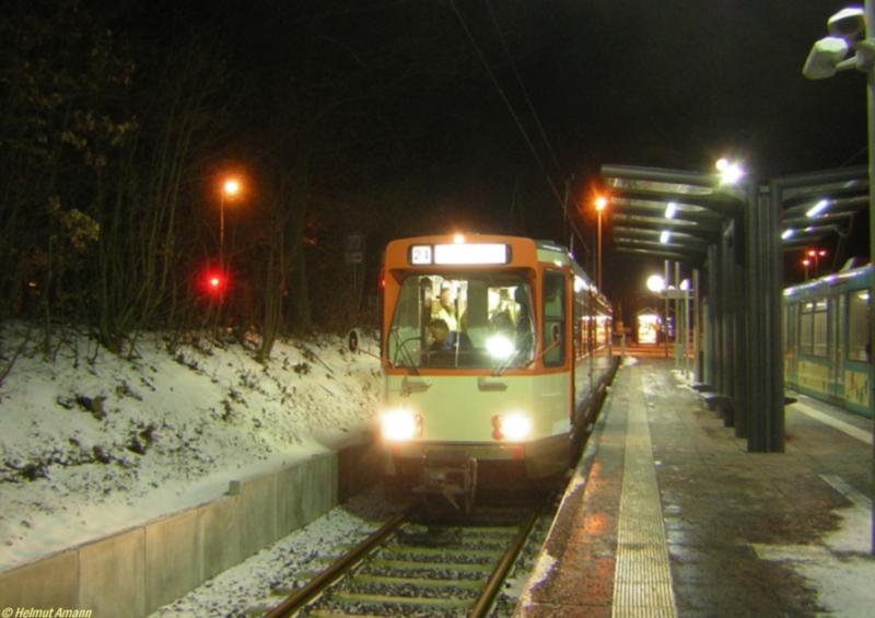 Nach dem Ende des Tunnelspaziergangs am 12.03.2006 fuhr der Pt-Triebwagen 665 mit den Teilnehmerinnen und Teilnehmern nach Oberursel-Hohemark, dem n�rdlichen Endpunkt der Linie U3, wo er kurz nach 5 Uhr ankam. Trotz gewisser Erm�dungserscheinungen nach der  durchgemachten  Nacht bauten die hartgesottenen unter den Fotografen in der fr�hen Morgenstunde bei eisigem Wind sowie frostigen Temperaturen ihre Stative auf. Der erste Planzug der Linie U3 war auch bereits auf dem zweiten Gleis eingefahren. Anschlie�end ging es noch nach Oberursel-Bommersheim, wo die Veranstaltung nach einem gemeinsamen Fr�hst�ck gegen 6 Uhr morgens  endete.  