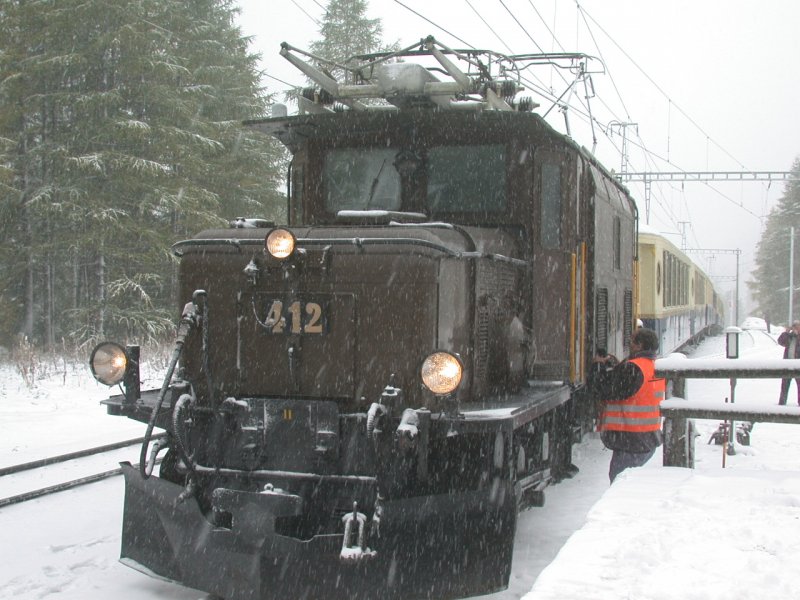 Nach dem ersten Schneefall wartet am 05.10.2003 in Spinas die 
Ge 6/6 I 612 mit dem Alpin Classic Pullman Express auf den Gegenzug aus dem Albulatunnel.