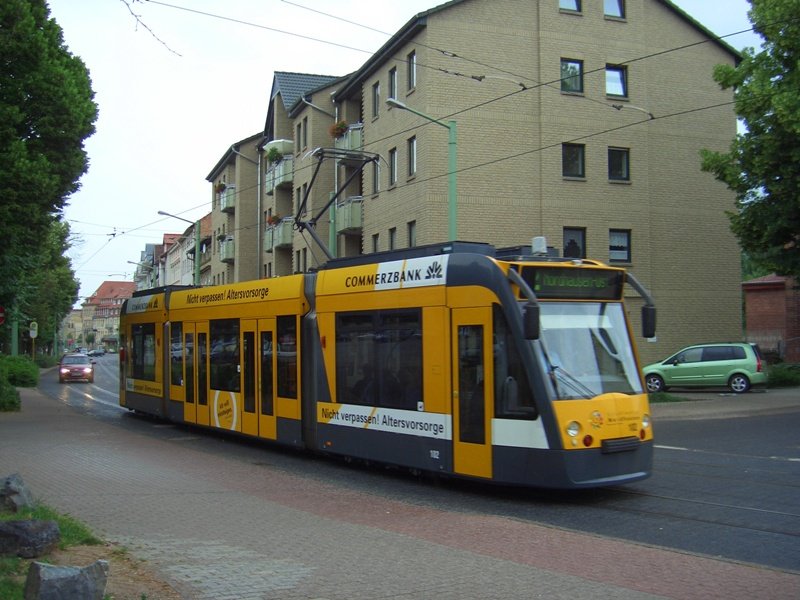 Nach dem Halt, an der Haltestelle August-Bebel-Platz, setzt TW 102 seine Fahrt nach Nordhausen-Ost fort. 06.07.05 